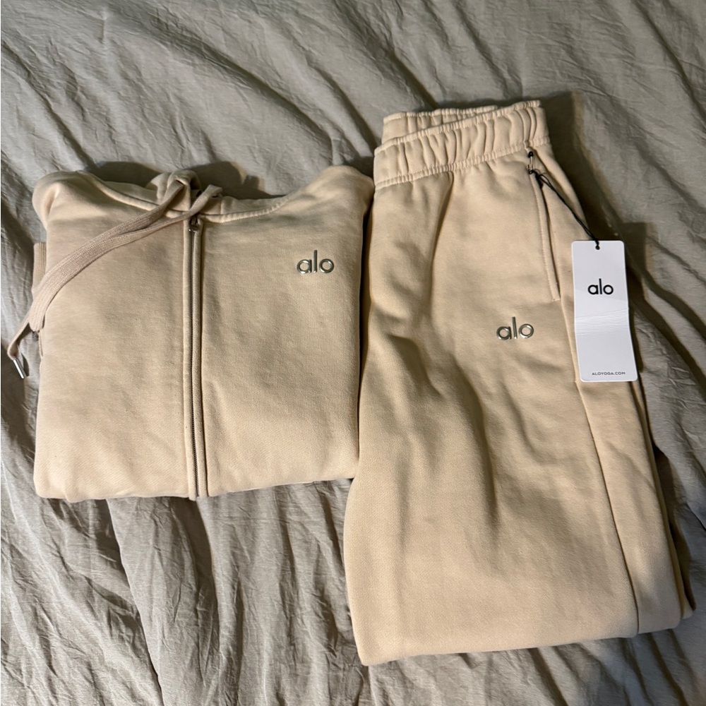 Alo Accolade Macadamia Sweat Set